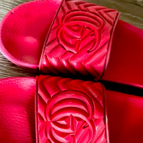 Gucci flip flops size 11 , condition is 6.5 out of 10 - Picture 4 of 4